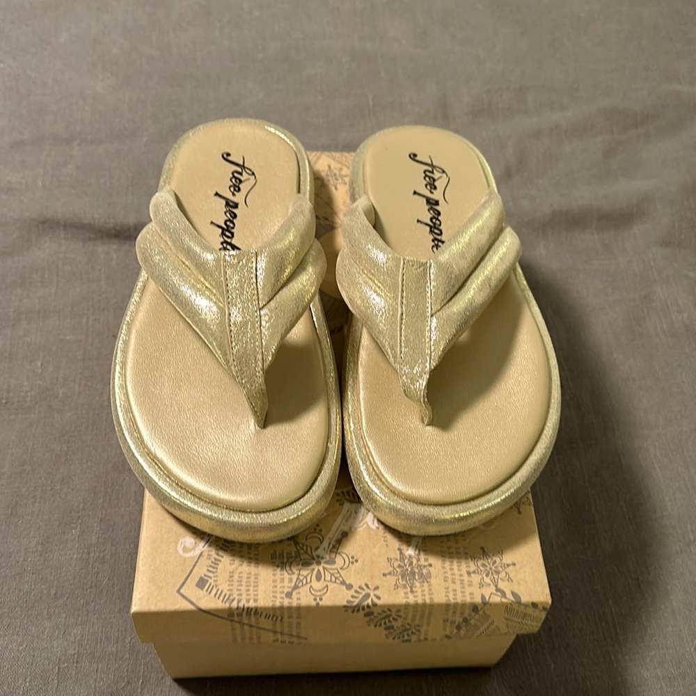 BRAND NEW FREE PEOPLE WONDERLAND THONG SANDAL SIZE 37
